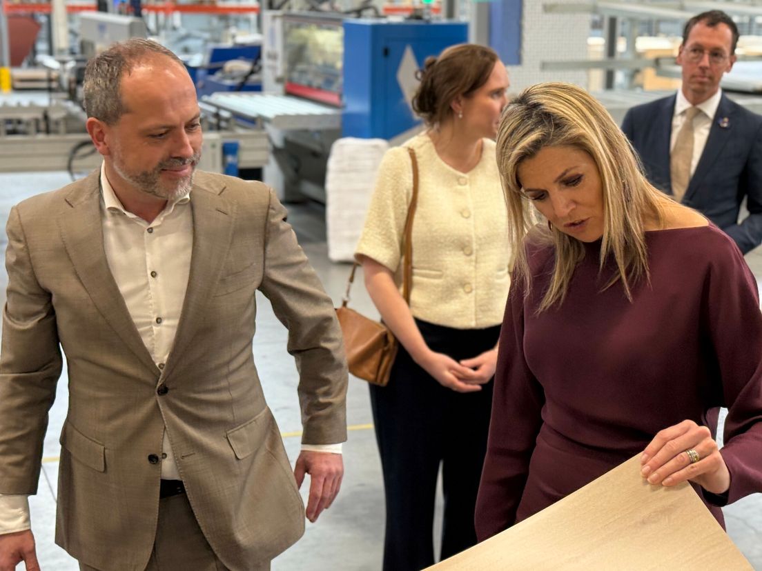 Koningin Máxima krijgt kijkje achter de schermen in Hoogeveense meubelfabriek