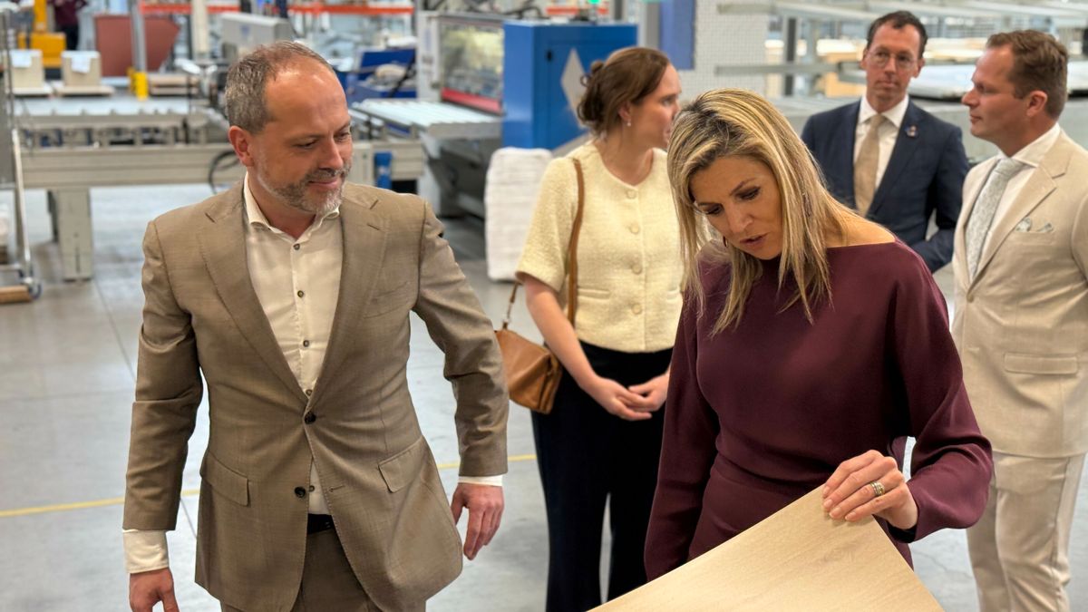 Koningin Máxima krijgt kijkje achter de schermen in Hoogeveense meubelfabriek