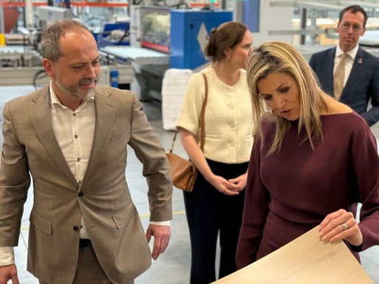 Koningin Máxima krijgt kijkje achter de schermen in Hoogeveense meubelfabriek