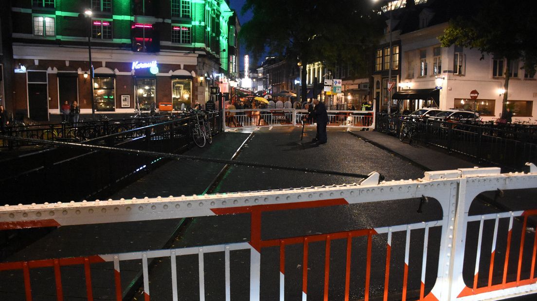 Verschillende bruggen, zoals hier de Poelebrug, zijn uit voorzorg gesloten (of juist geopend)