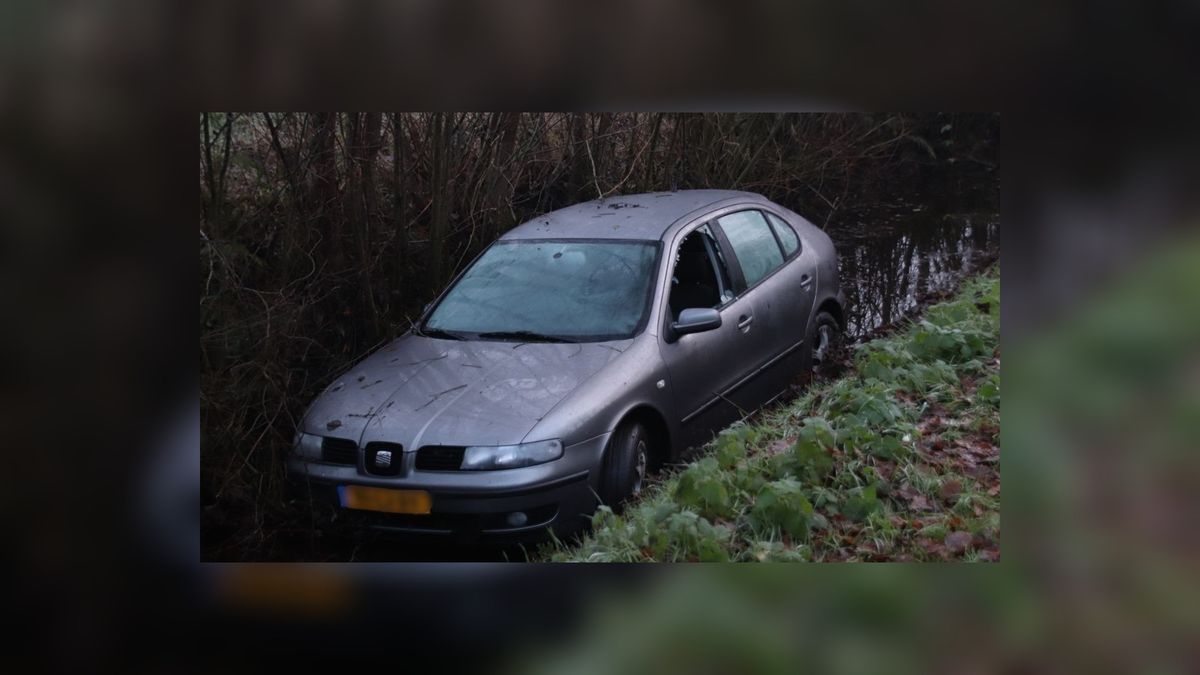 Auto in de sloot in De Knipe; bestuurder spoorloos