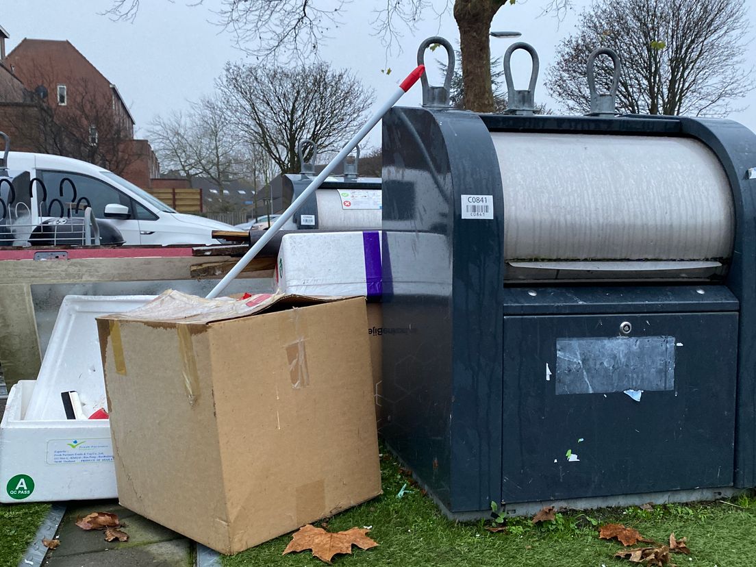 Afval naast containers in muziekbuurt in Capelle