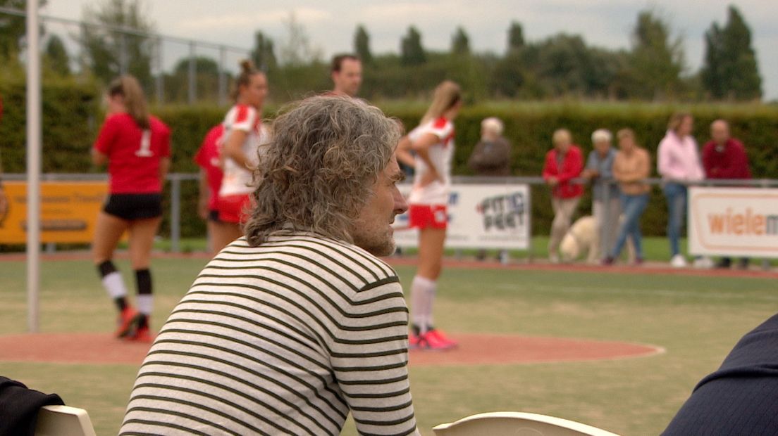 TOP-trainer Kees-Jan Oppe kijkt naar de verrichtingen van zijn spelers