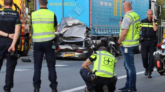 Rijkswaterstaat plaatst extra waarschuwingen langs A1 na dodelijke ongevallen bij De Lutte. Rijkswaterstaat plaatst extra waarschuwingen langs A1 na dodelijke ongevallen bij De Lutte.