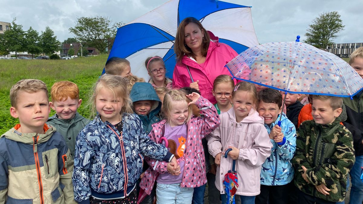 Deze schoolkinderen in Zierikzee zitten eindelijk droog, maar de waterstofzuiger blijft nog even sta