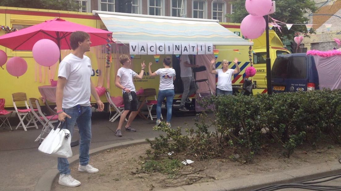 De mannen kunnen op de Roze Kermis hun eerste hepatitus B prik halen.