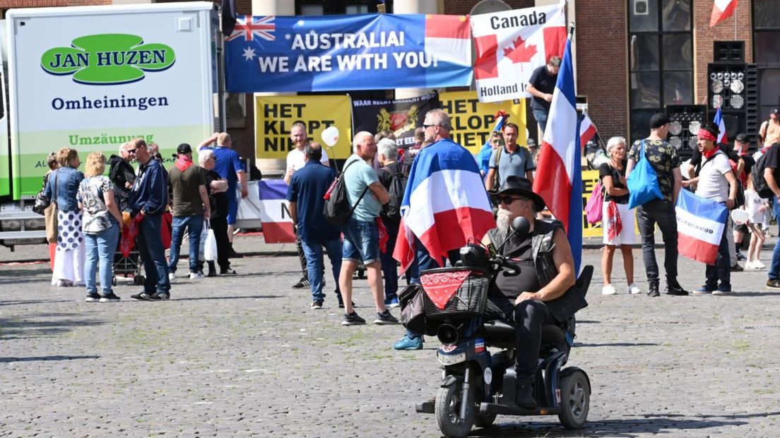 Het eerste publiek bij de demonstratie op de Vismarkt