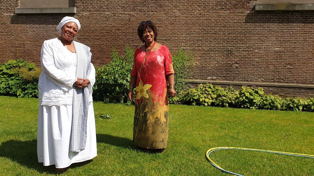 Gina Avans en Denise Jannah in tuin van Centraal Museum tijdens opnamen Keti Koti festval 2020