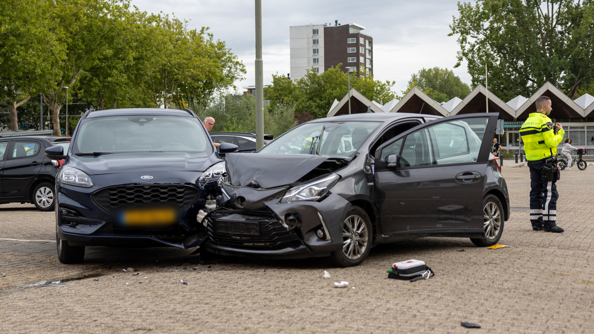 Op beelden is te zien dat de verschillende auto’s flinke schade hebben opgelopen.