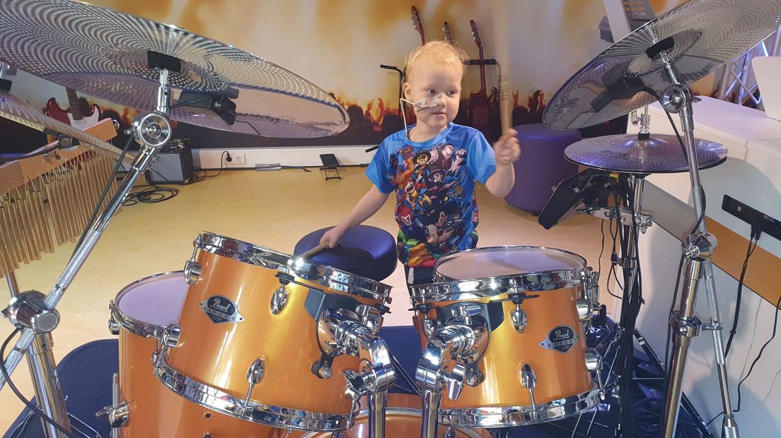 De kamer op de eerste verdieping van het kinderziekenhuis is omgebouwd tot een heuse muziekstudio.