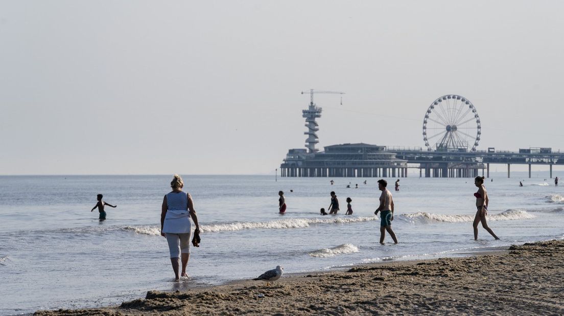 Om 8.00 uur zijn de eerste badgasten op Scheveningen gesignaleerd