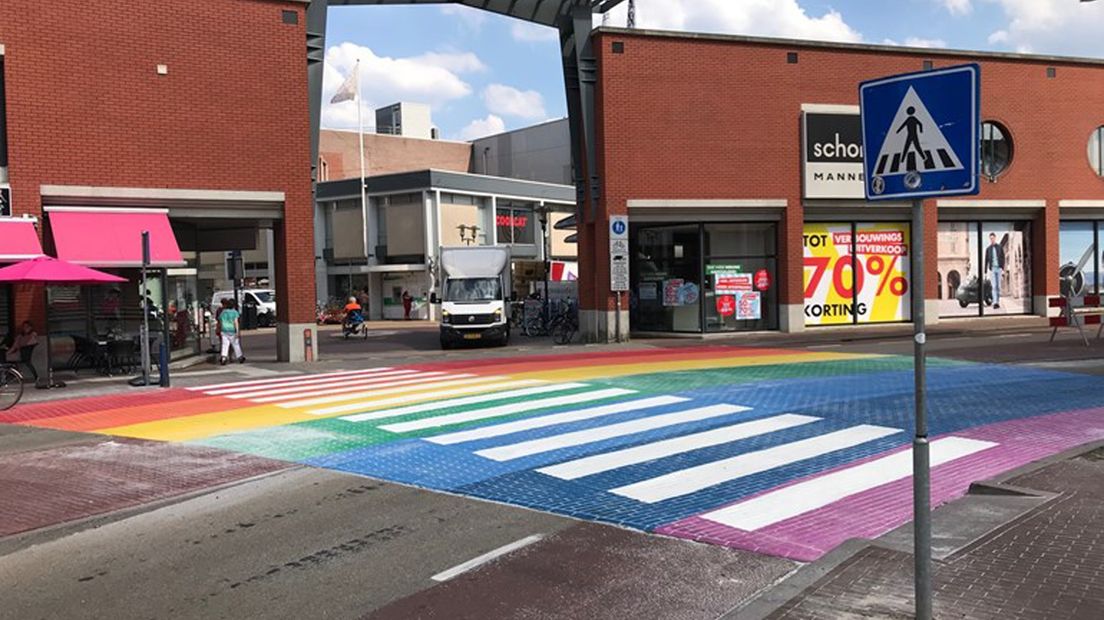 Het regenboogzebrapad met witte strepen in Assen