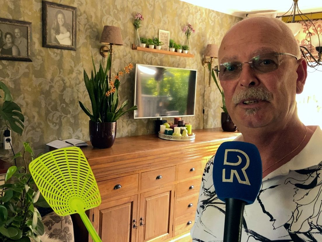 Rinus is de vliegenplaag zat, hij noemt de vliegenmepper zijn 'beste vriend'