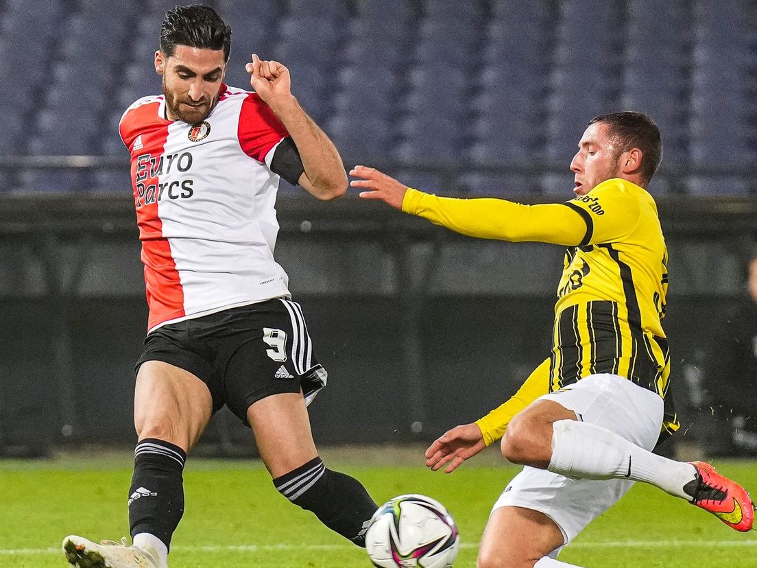 Alireza Jahanbakhsh in duel met Maximilian Wittek