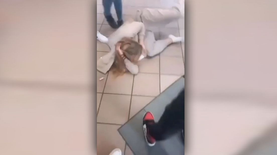 Een still uit het filmpje van de mishandeling van het meisje