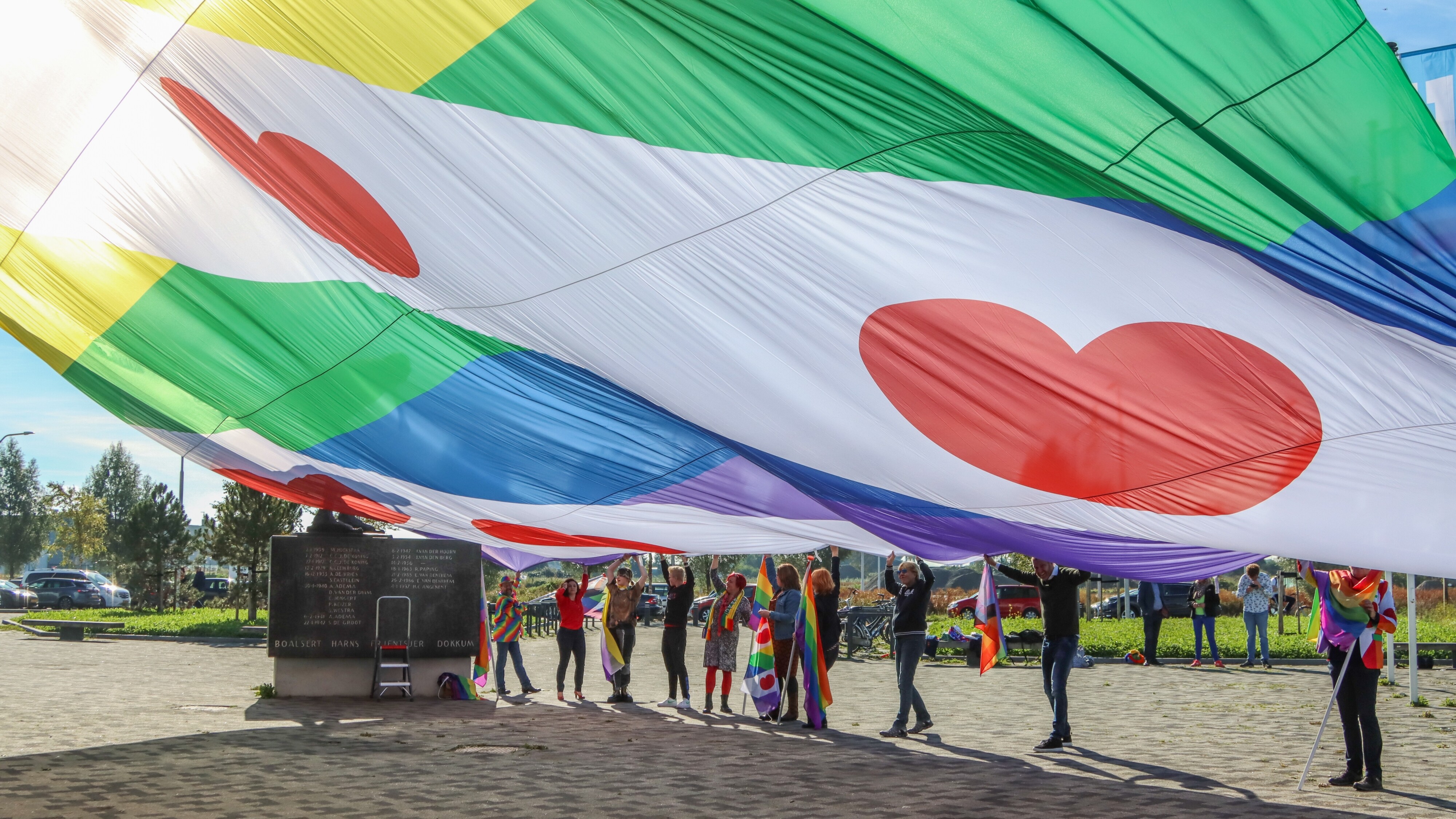 Sipke Jan Bousema vroeg met een Friese regenboogvlag aandacht voor Coming Out Day