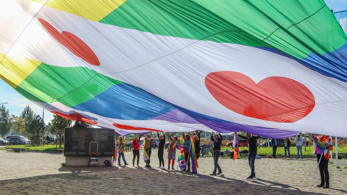 Sipke Jan Bousema vroeg met een Friese regenboogvlag aandacht voor Coming Out Day