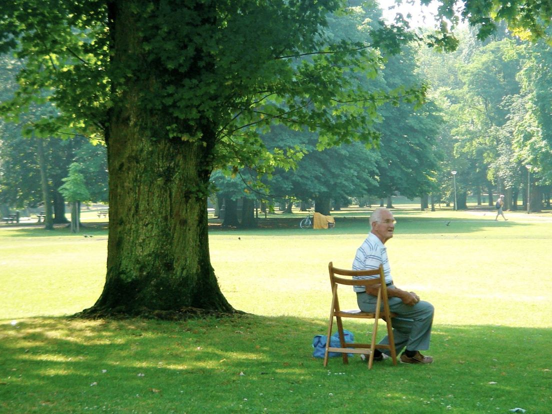 Jur van Dee, op een zondagochtend in alle vroegte in Het Park onder de Euromast, uren voor het begin van het programma van weer een ZomerZondag. Op zijn vaste plekje onder de grote boom tegenover koffietent Parqiet.