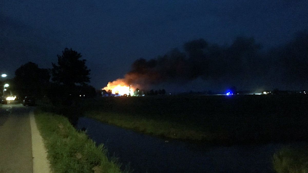 Brand legt kledingwinkel in Brandwijk in de as