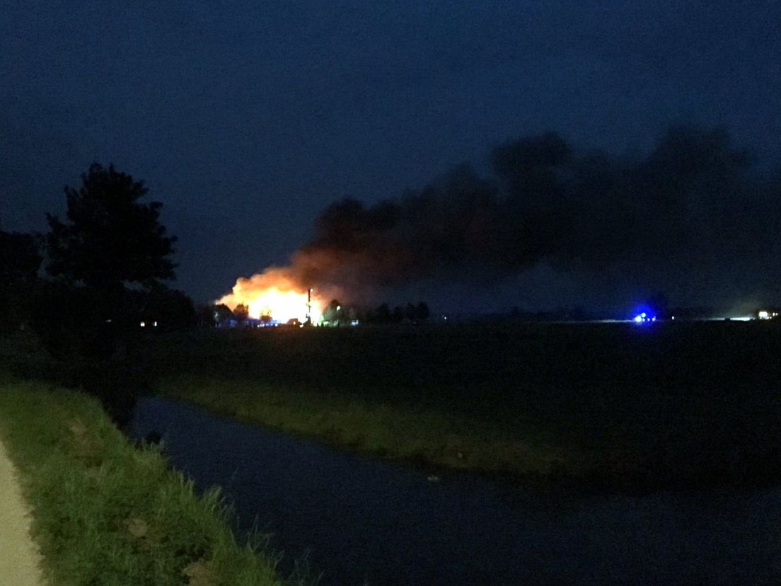 Brand bij Bas van Zessen in Brandwijk (Foto Fam. Hardenbol)