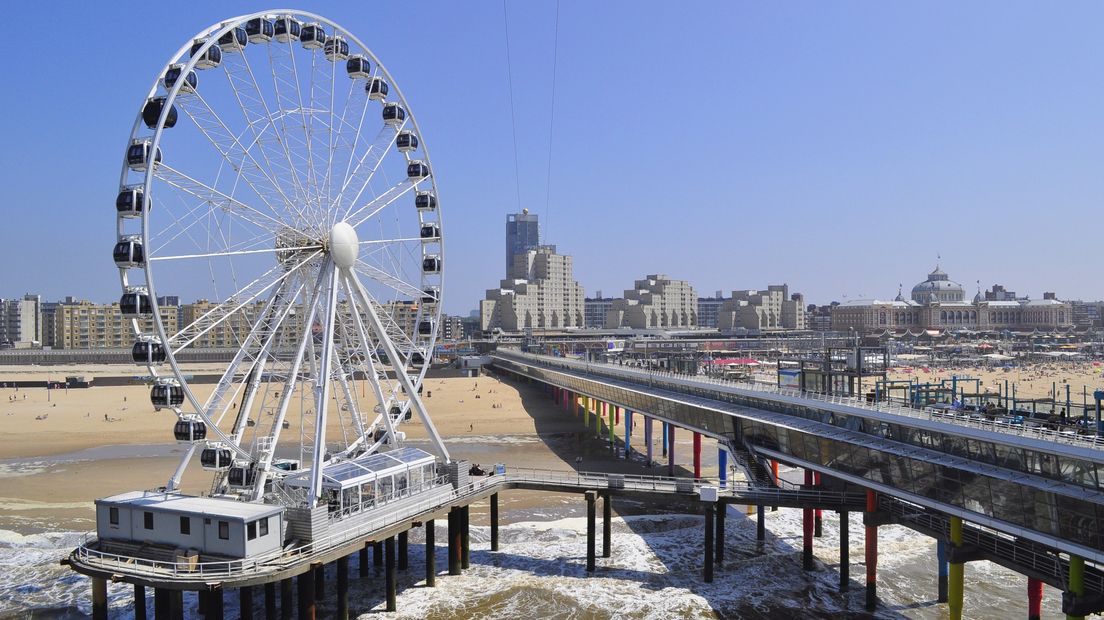 De Scheveningse Pier met op de achtergrond de boulevard en het Kurhaus