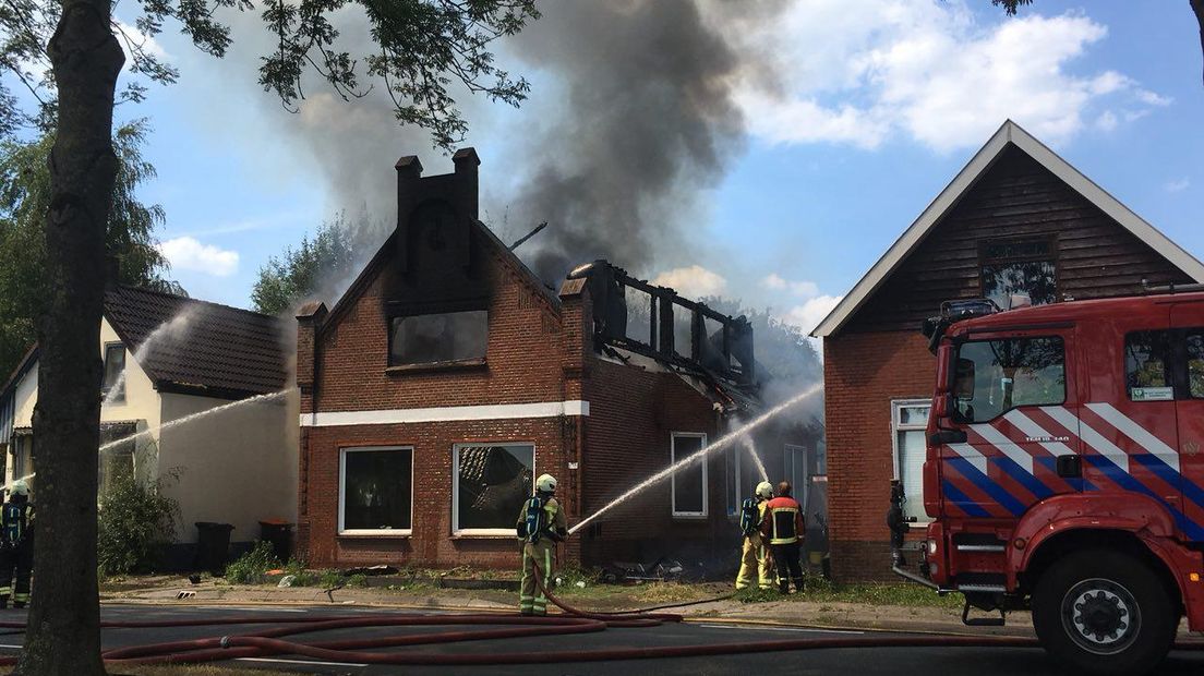 De woning is flink beschadigd door de brand (Rechten: Peter Postema/RTV Drenthe)