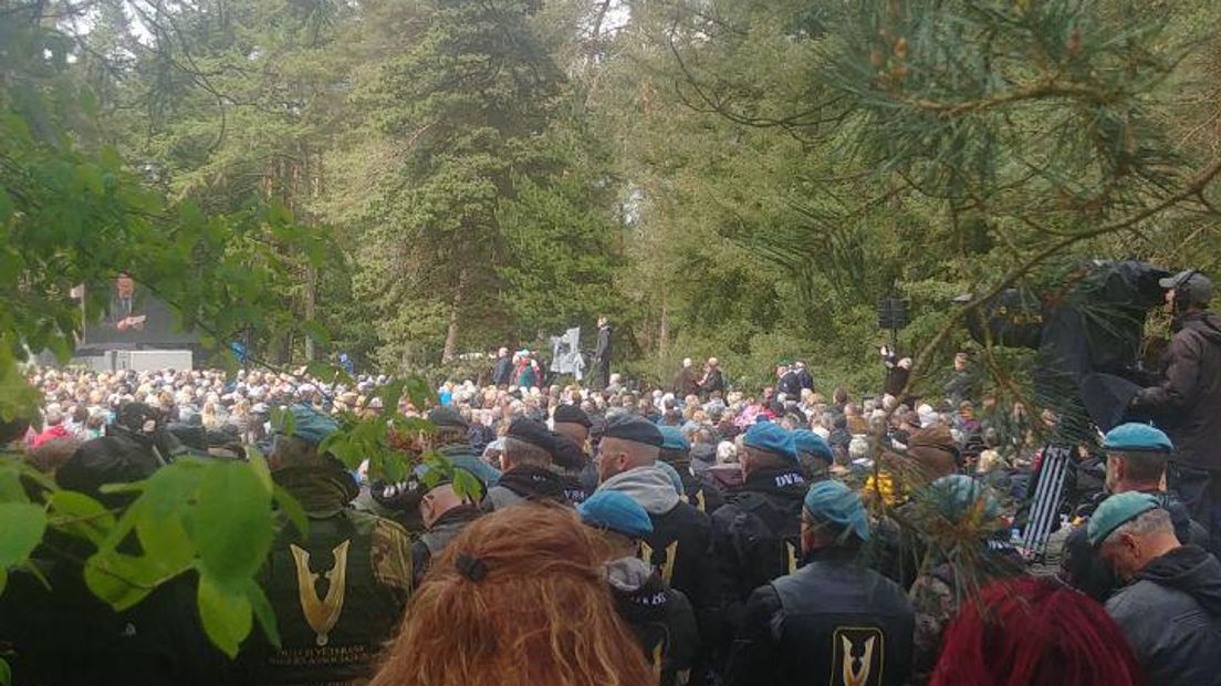 Op het Nationaal Ereveld in Loenen werd deze vierde mei de jaarlijkse dodenherdenking gehouden. De herdenking begon om 13.30 uur bij de kapel. Op het ereveld liggen bijna 4000 Nederlanders begraven. In de slider en in dit artikel zijn foto's van de ceremonie te zien.