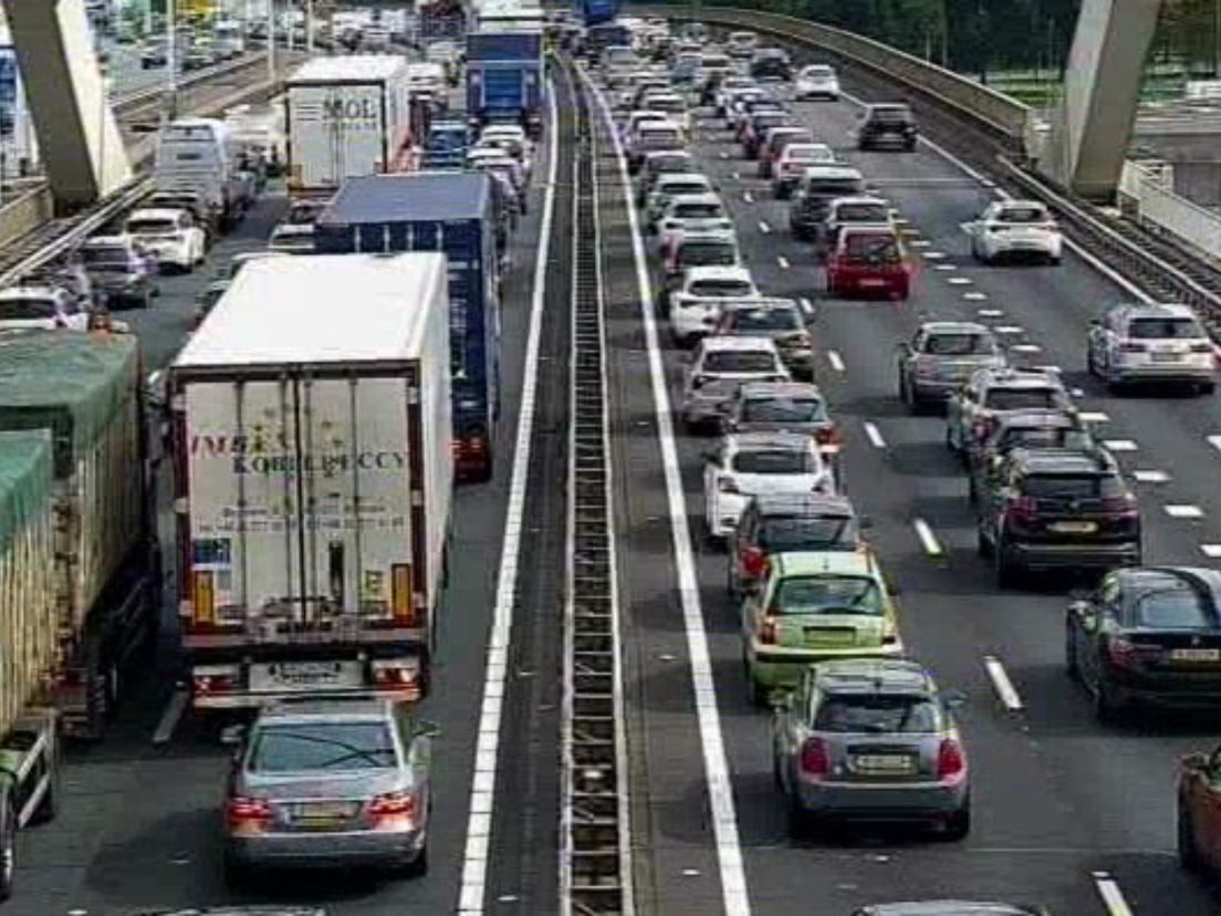 Meer dan een uur vertraging na ongeluk op A16.