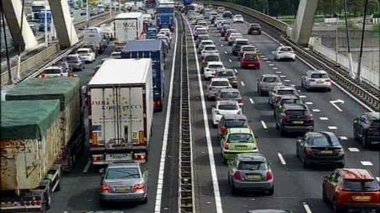 Ongelukken op twee snelwegen zorgen voor lange files tijdens avondspits. Ongelukken op twee snelwegen zorgen voor lange files tijdens avondspits.