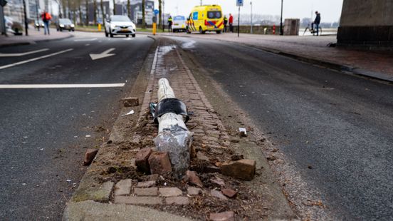 112 Nieuws: Bestelbus ramt stoplicht uit de grond in Deventer Nieuws