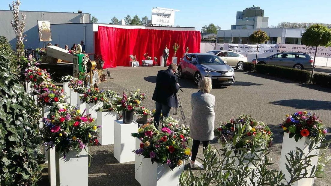 Vanuit auto's konden mensen hun respect betuigen