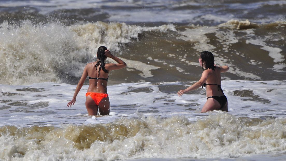 Badgasten nemen een duik in de Noordzee