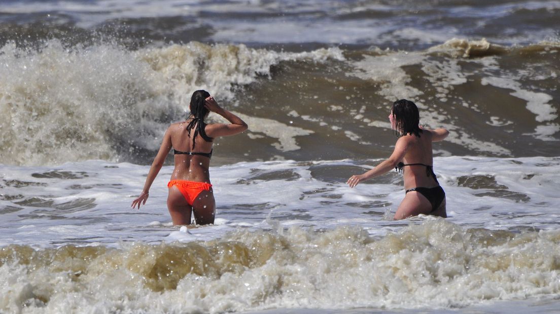 Badgasten nemen een duik in de Noordzee