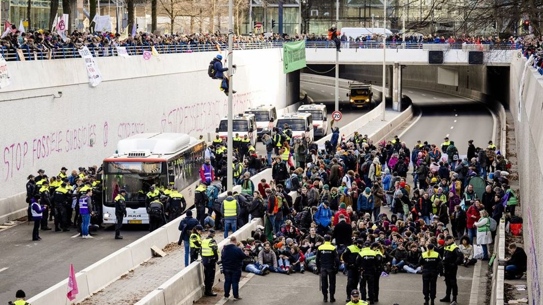 Bij het klimaatprotest op de Utrechtsebaan in januari werden 768 mensen aangehouden