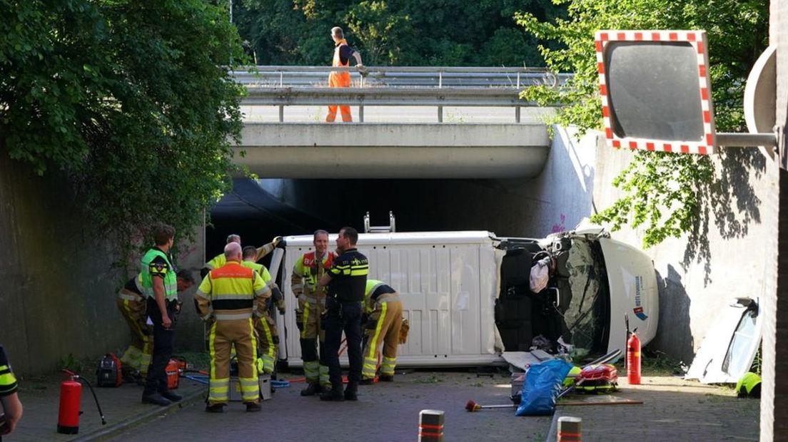 Het busje viel meters naar beneden.