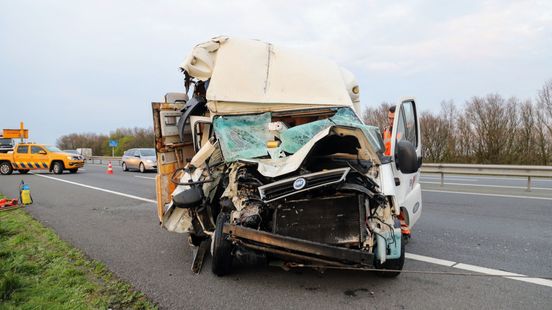 Camper verwoest na botsing met vrachtwagen.