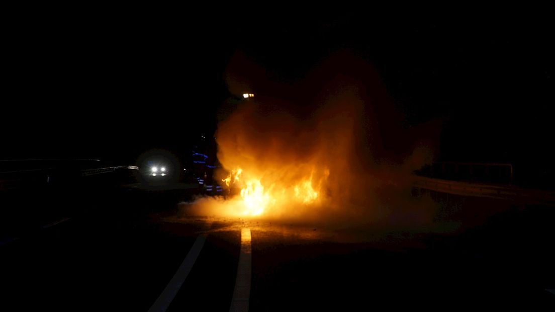 Auto vliegt tijdens het rijden in brand op N348 bij Schalkhaar