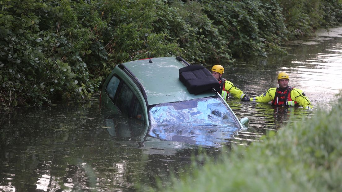 Op de Van Heemstraweg (N322) ter hoogte van Gameren hebben hulpdiensten zaterdagochtend gezocht naar de bestuurder van een auto die in het water was beland.