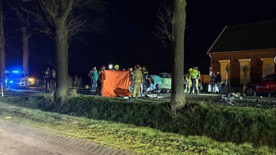 Dode en zwaargewonde bij ernstig auto-ongeluk. Dode en zwaargewonde bij ernstig auto-ongeluk.