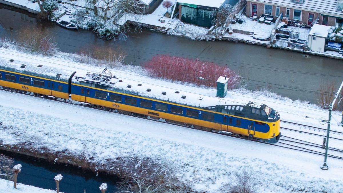 Meerdere auto's van de weg geraakt | Geen treinen naar Akkrum, Harlingen en Stavoren