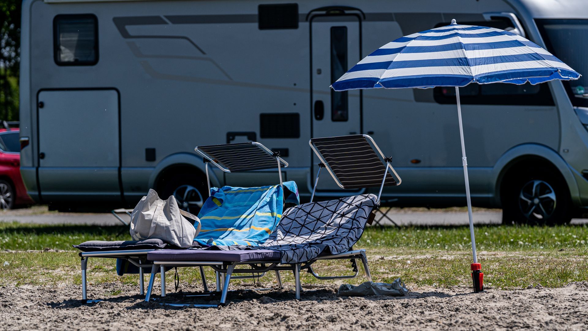 Veel mensen liggen met de warme temperaturen in de zon.