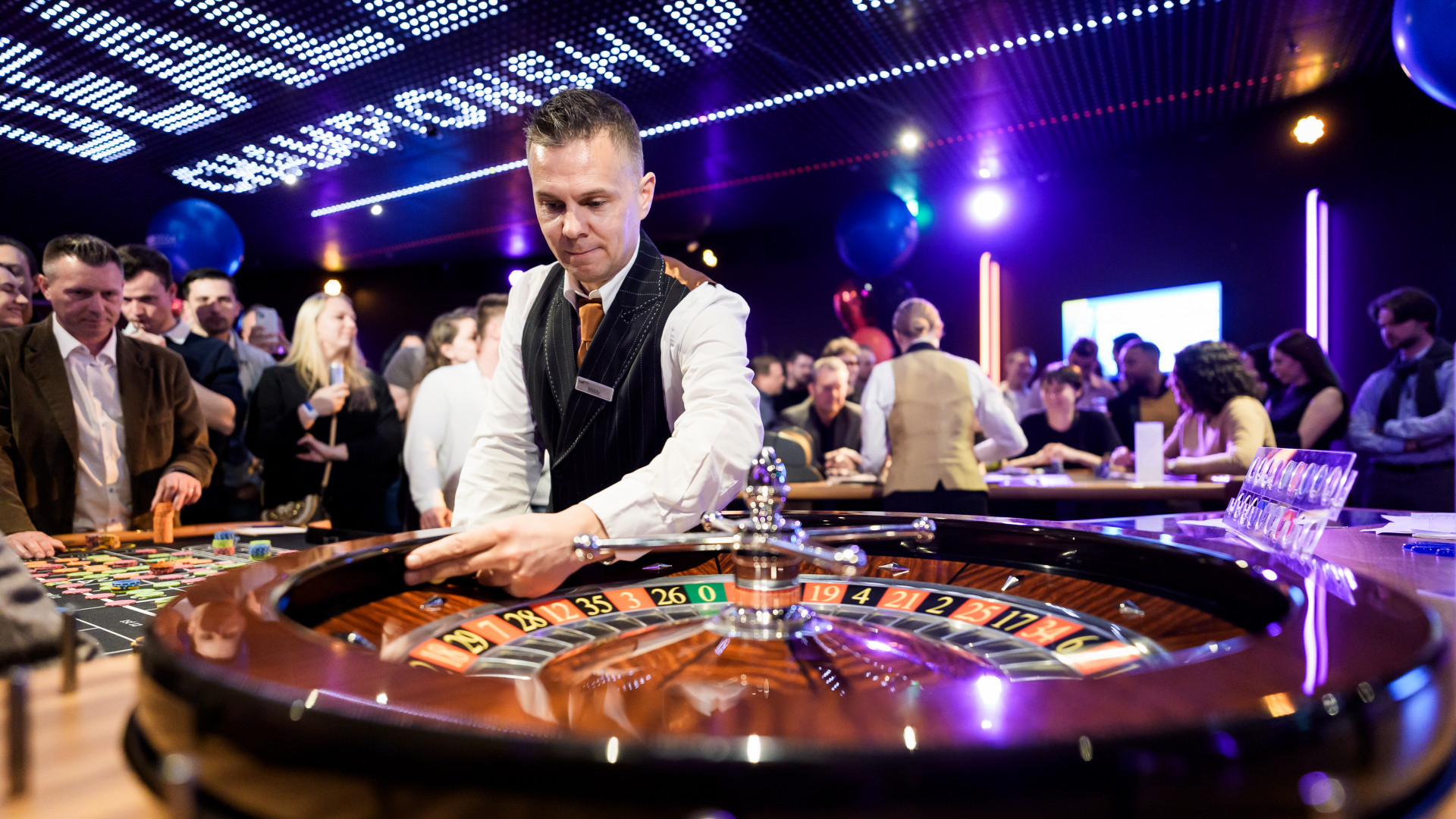 Beste croupier van Nederland werkt in Holland Casino op Scheveningen:  'Kroon op mijn werk' - Den Haag FM