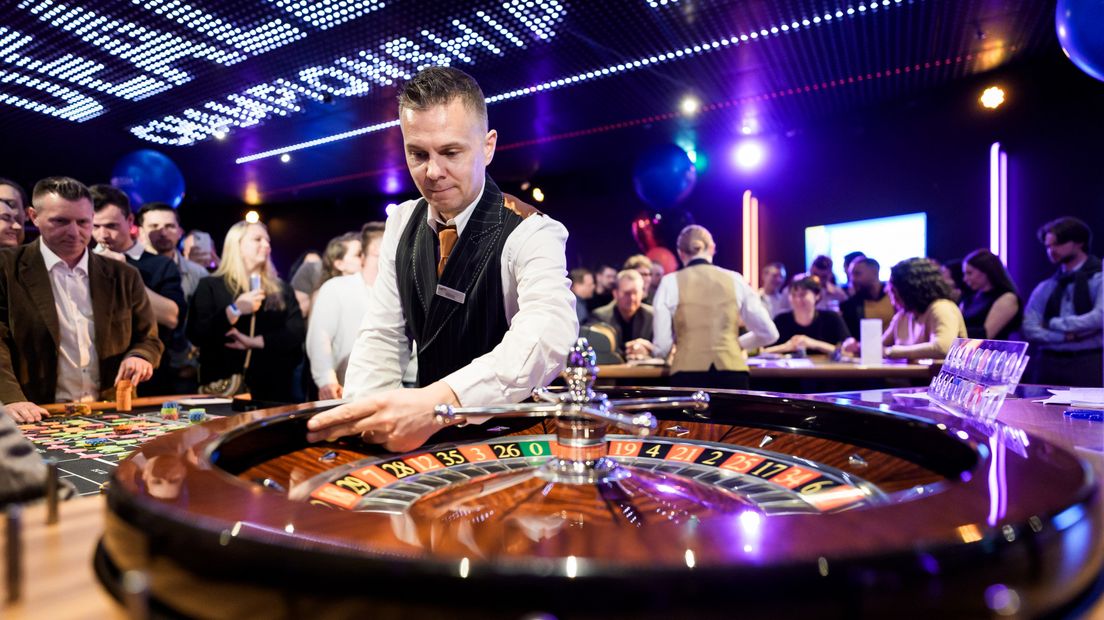 Beste croupier van Nederland werkt in Holland Casino op Scheveningen: 'Kroon op mijn werk' - Den Haag FM
