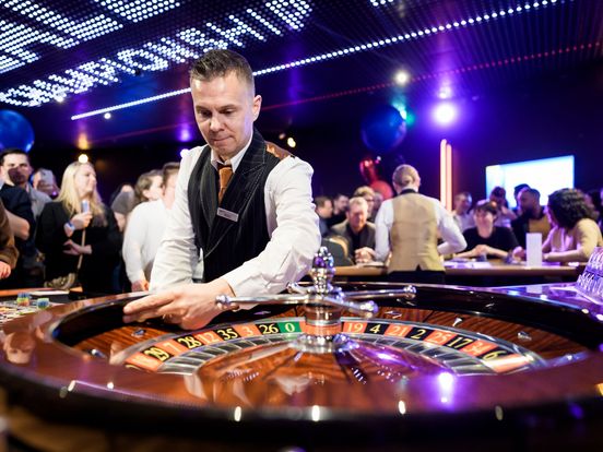 Beste croupier van Nederland werkt in Holland Casino op Scheveningen: 'Kroon op mijn werk'
