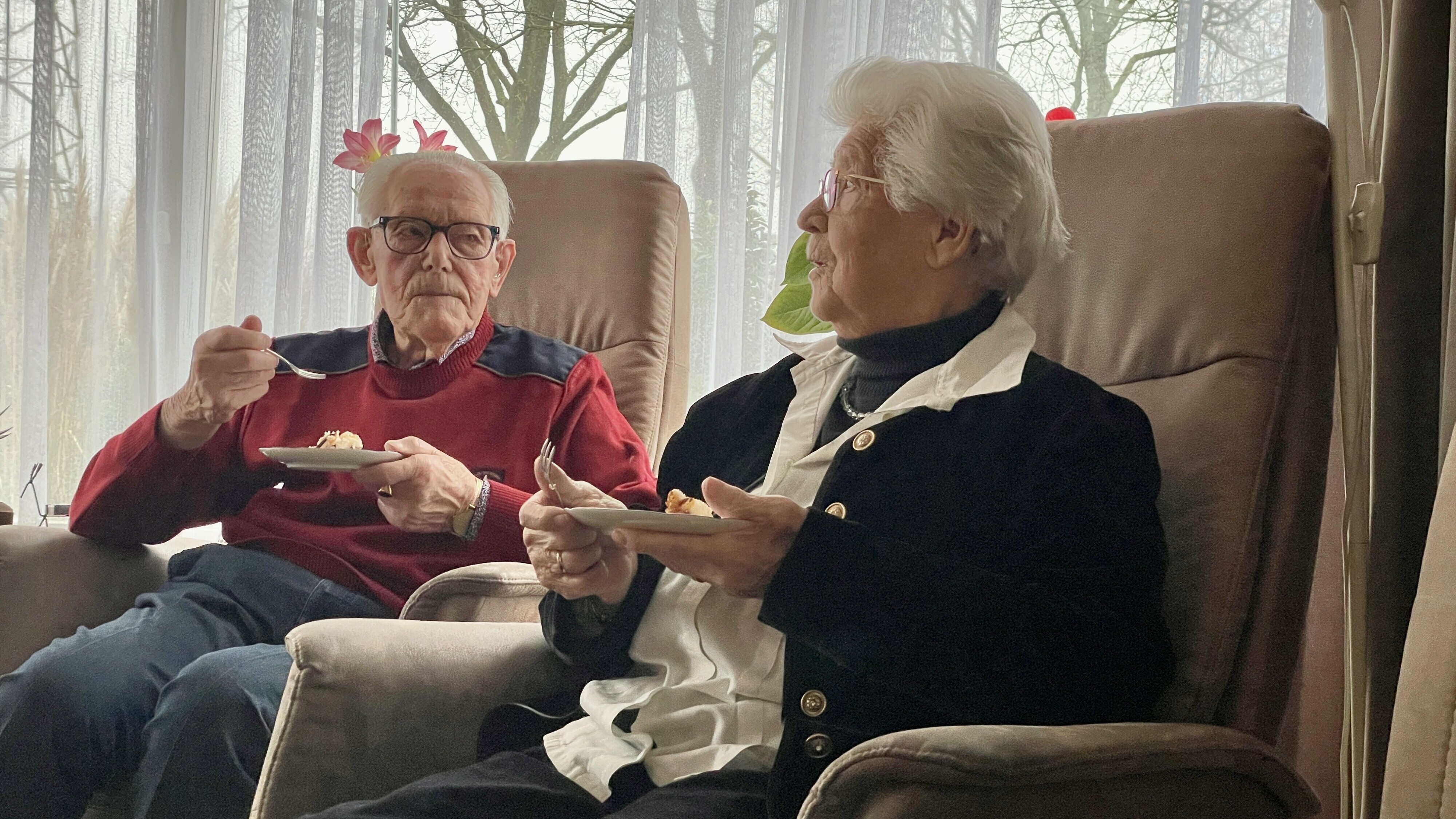 Robert ten Brink verrast Albert (100) uit Assen: na twintig jaar weer knuffel van broer