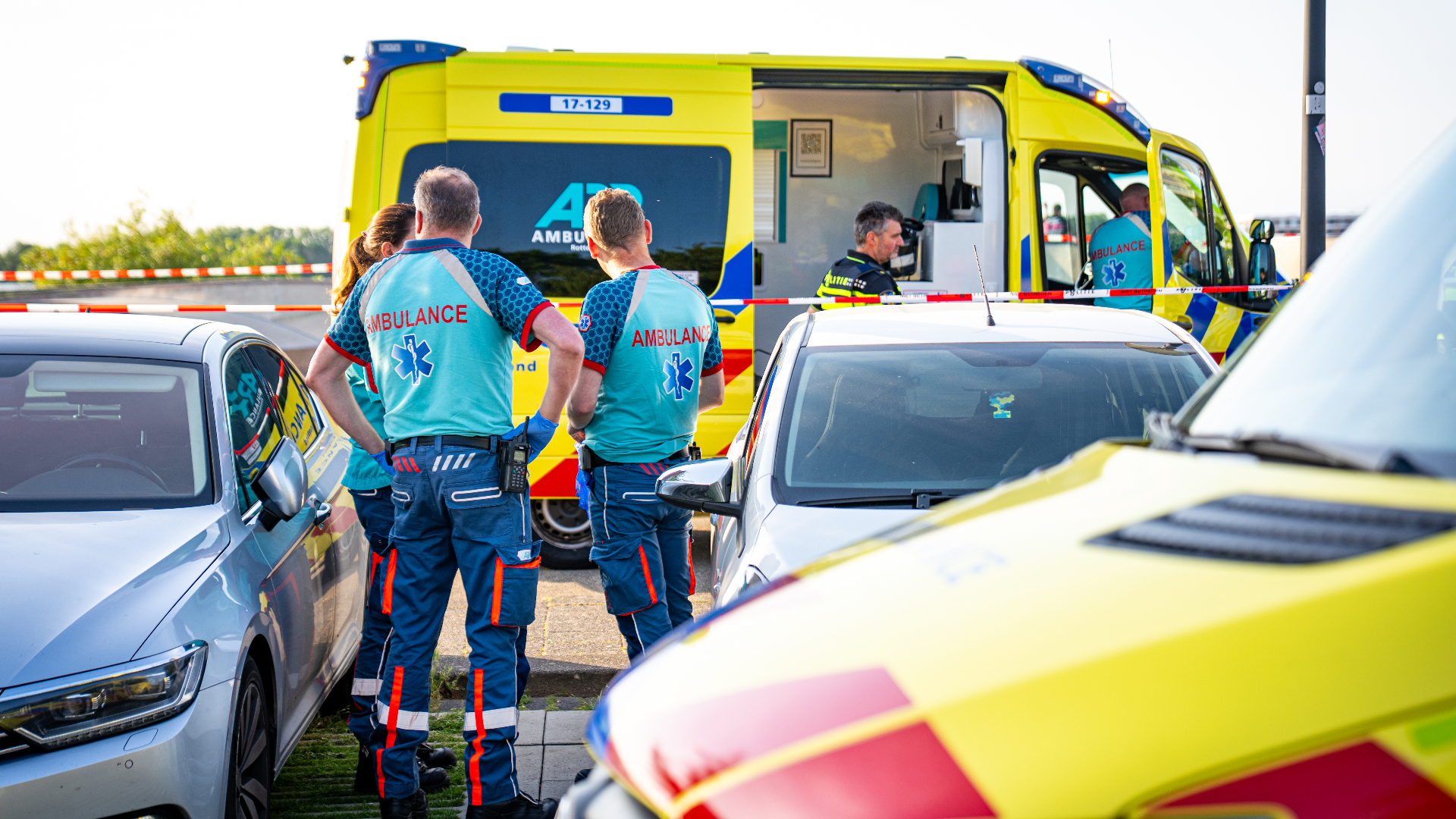 Ambulancepersoneel controleert slachtoffers vecht- en steekpartij Nesselande