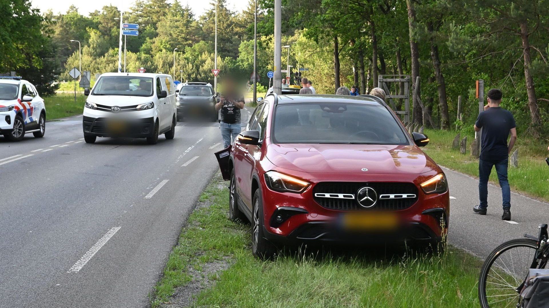 Foto: Dubbele chaos op N310: motorrijder onder auto en daarna nóg een crash