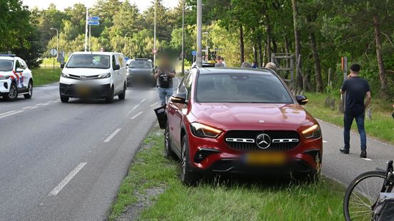 Dubbele chaos op N310: motorrijder onder auto en daarna nóg een crash