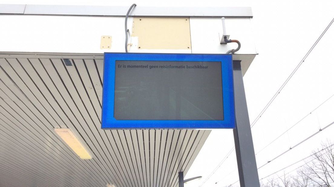 Ook de beelschermen met reisinformatie op station Emmen doen het niet (Rechten: De Vries Media)