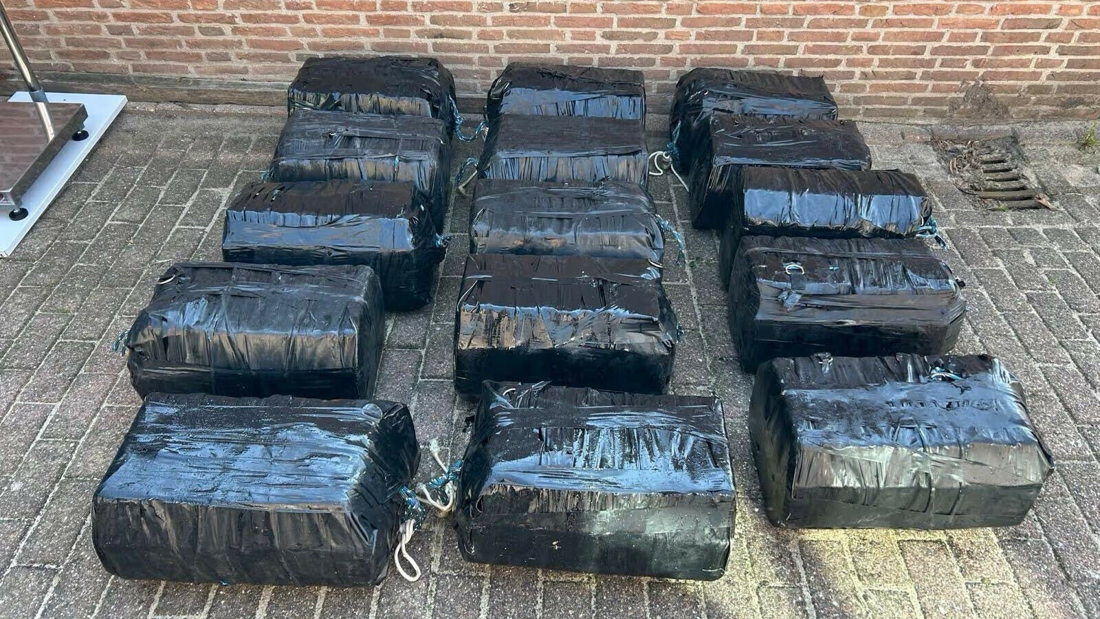 Spektakel voor de Zeeuwse kust: honderden kilo's cocaïne, laagvliegende helikopters en arrestaties